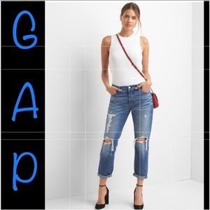 Gap MidRise Relaxe Boyfriend w/Destruction Jean 27